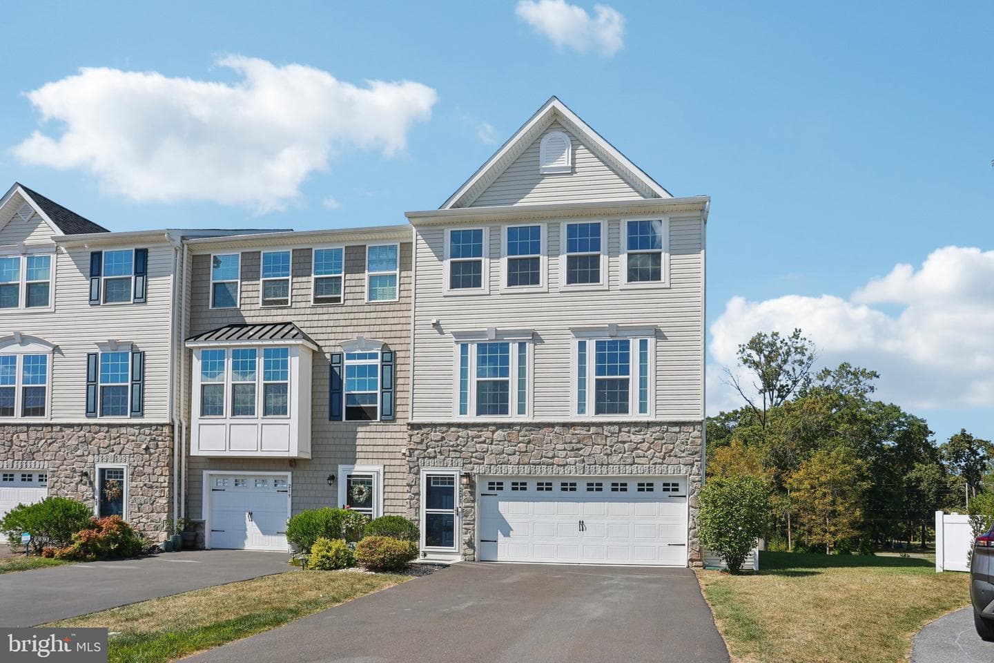 221 Laurel Lane photo 1