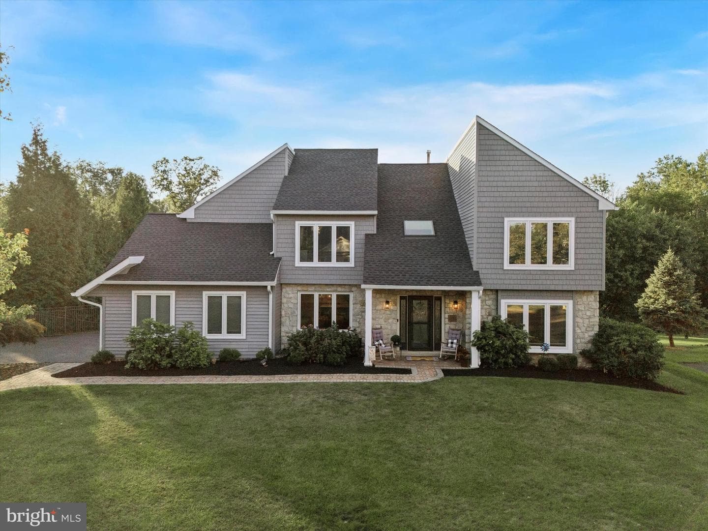 222 Windsor Way photo 1