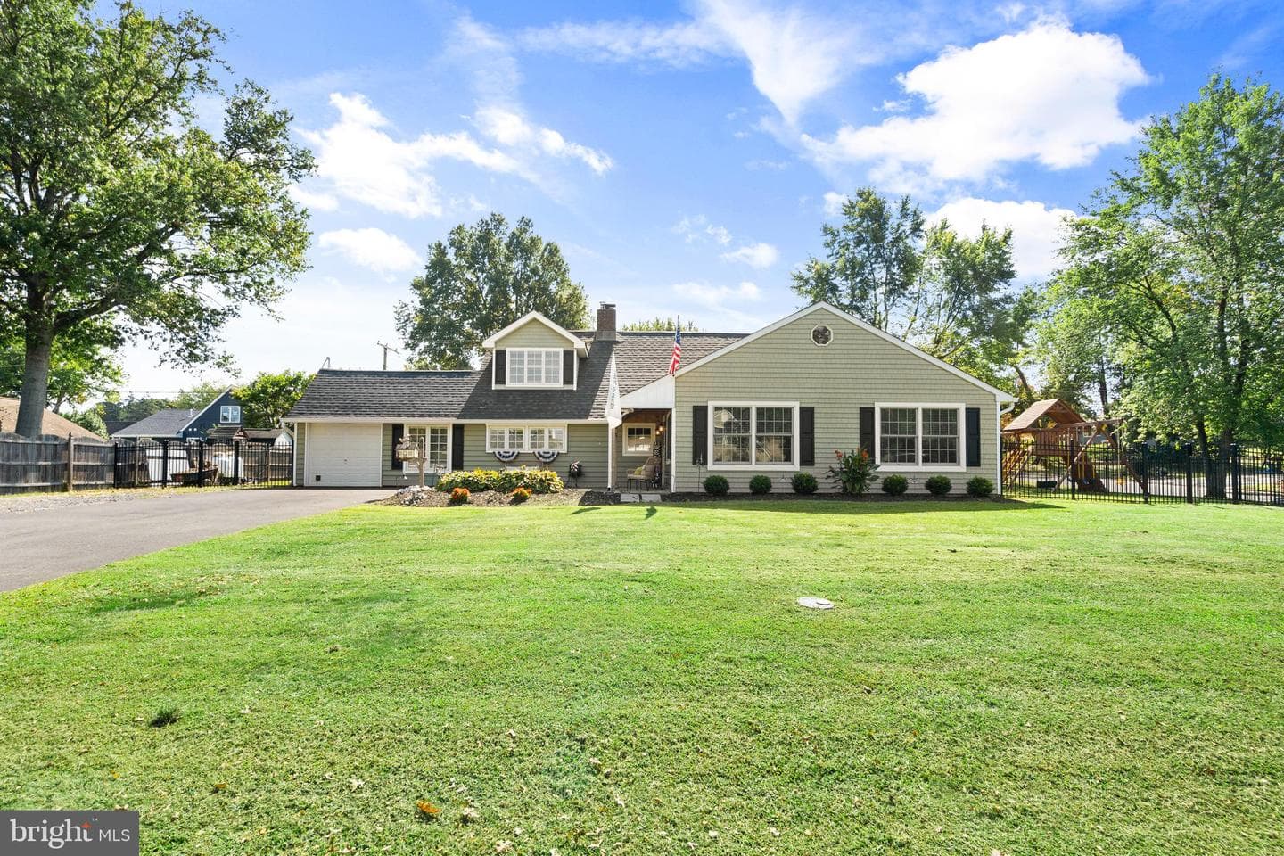88 Forsythia Drive N photo 1