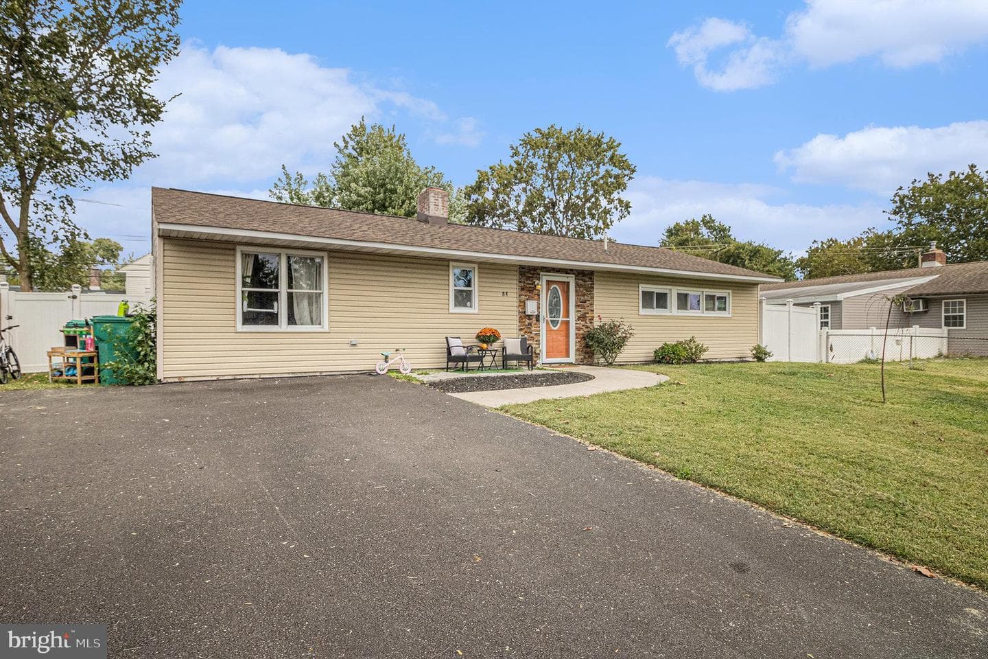 84 Daffodil Lane photo 1
