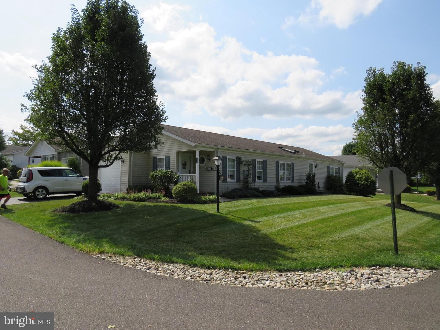 404 Thrush Court E photo 1