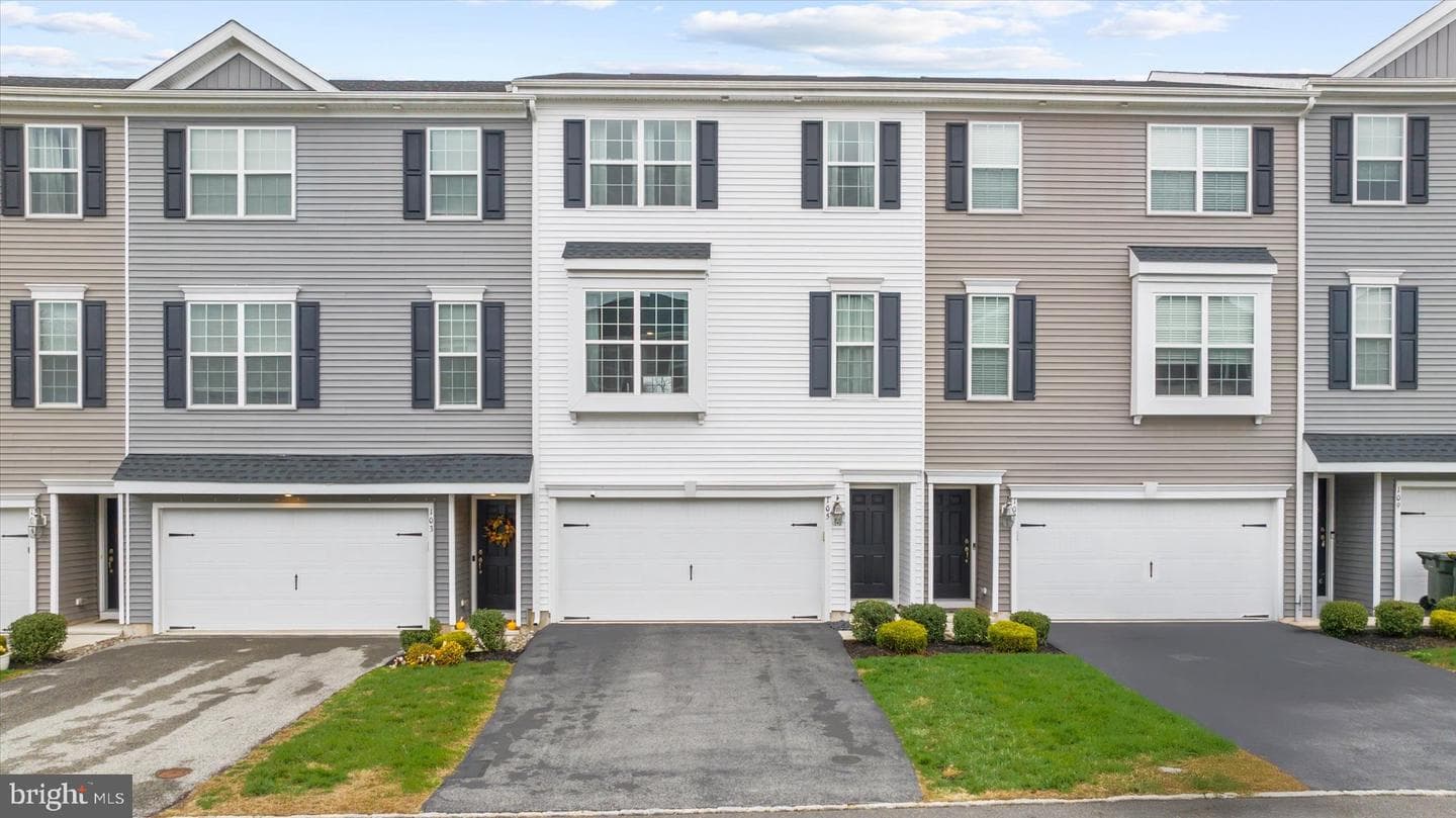 105 Edgewater Court photo 1