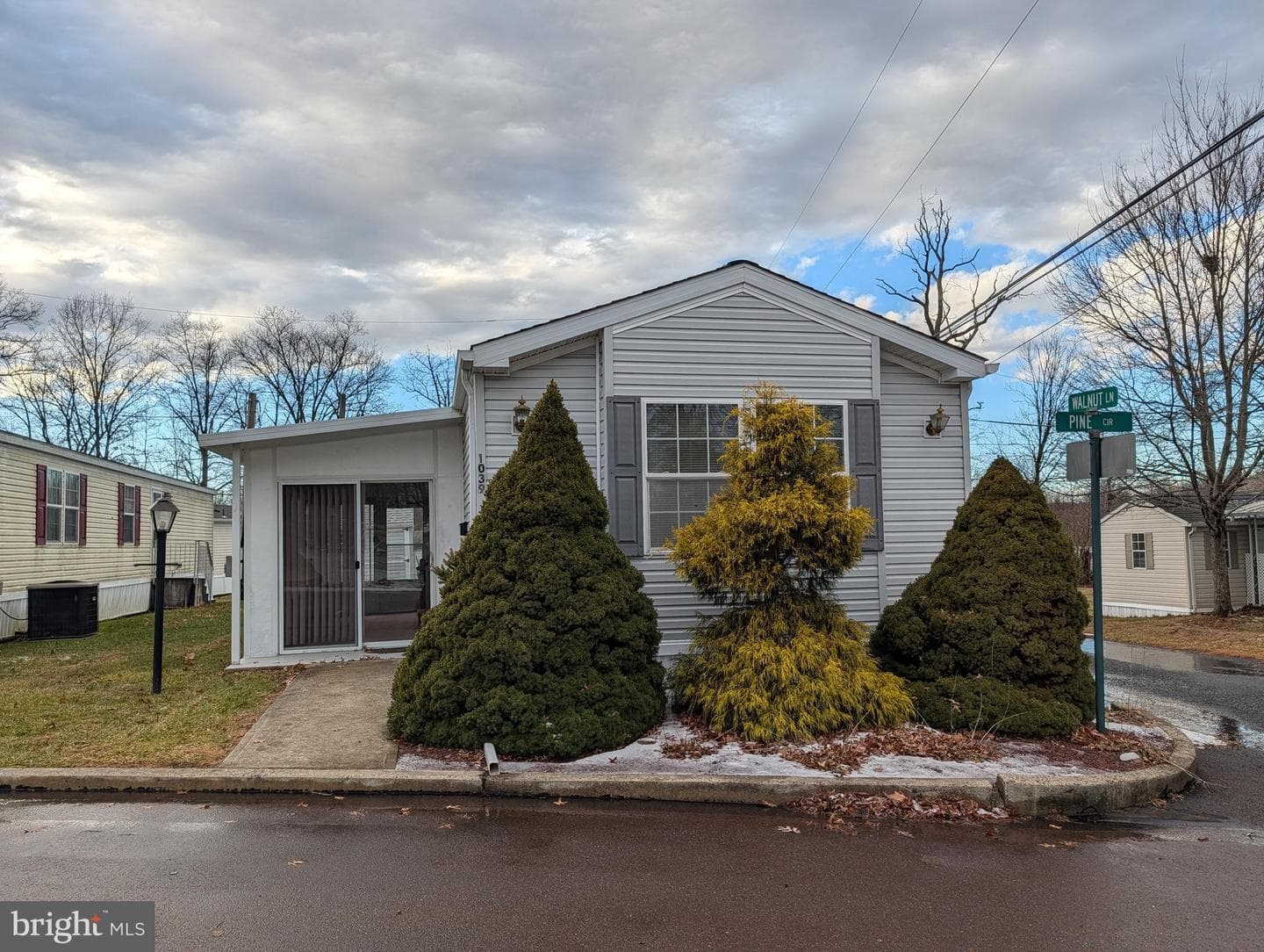 1039 Pine Circle photo 1