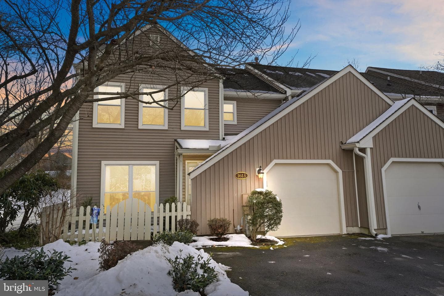 1613 Lakeview Circle photo 1