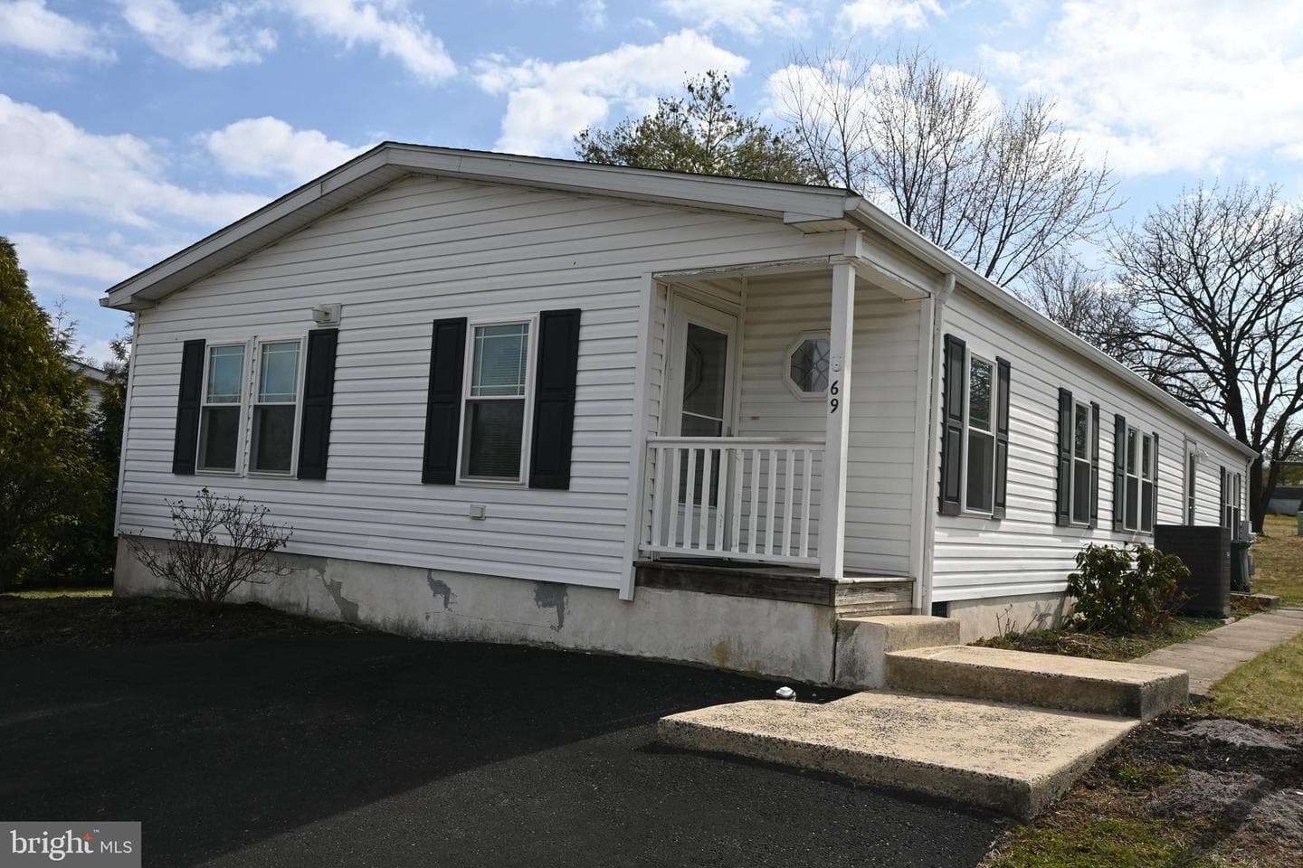 69 Mapleleaf Drive photo 1