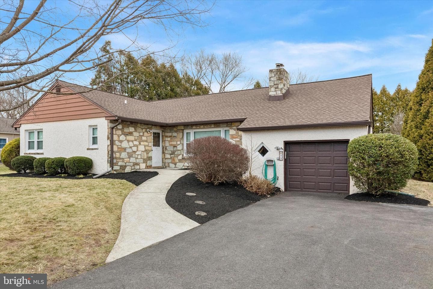 59 E Hillcrest Avenue photo 1