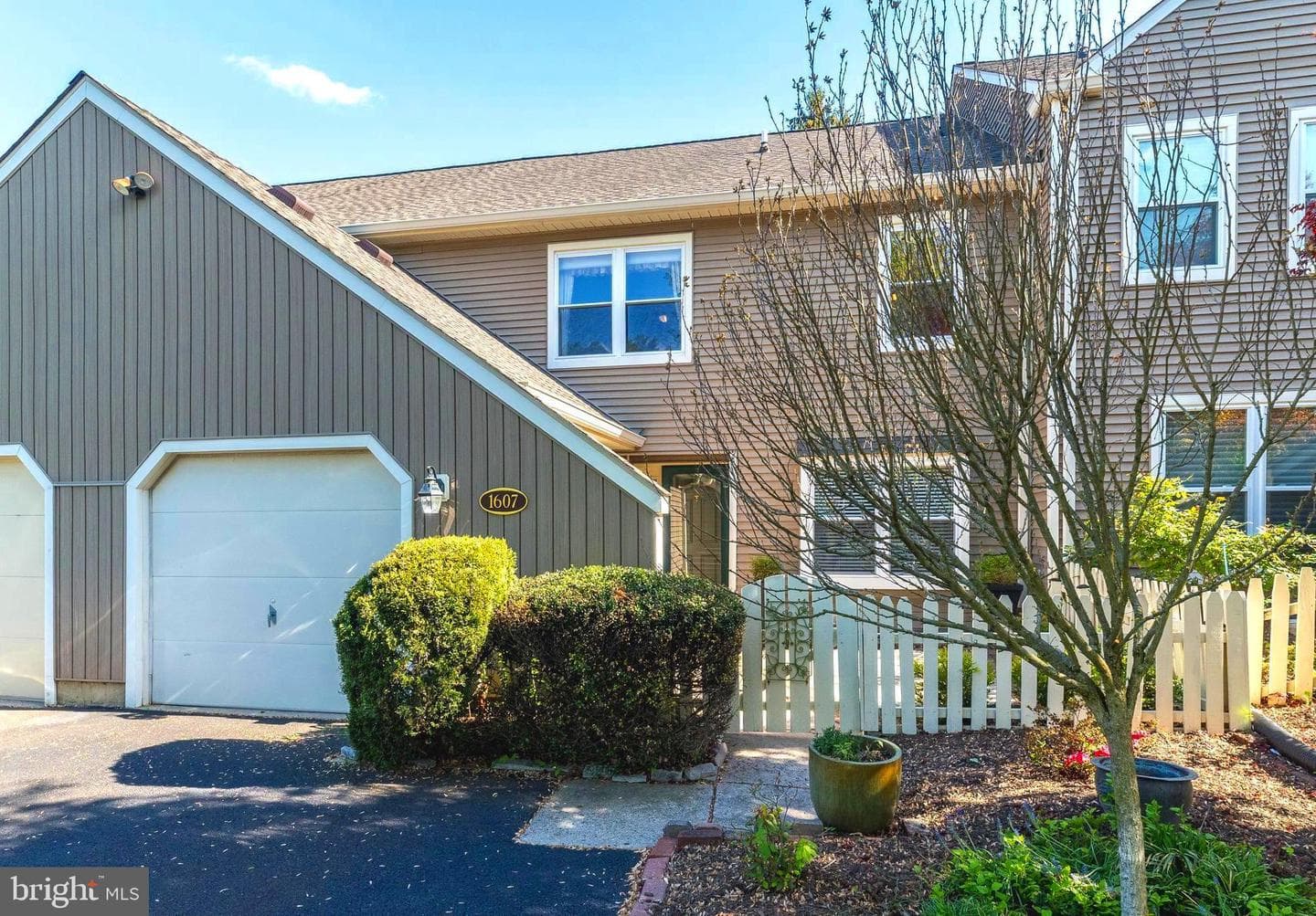 1607 Lakeview Circle