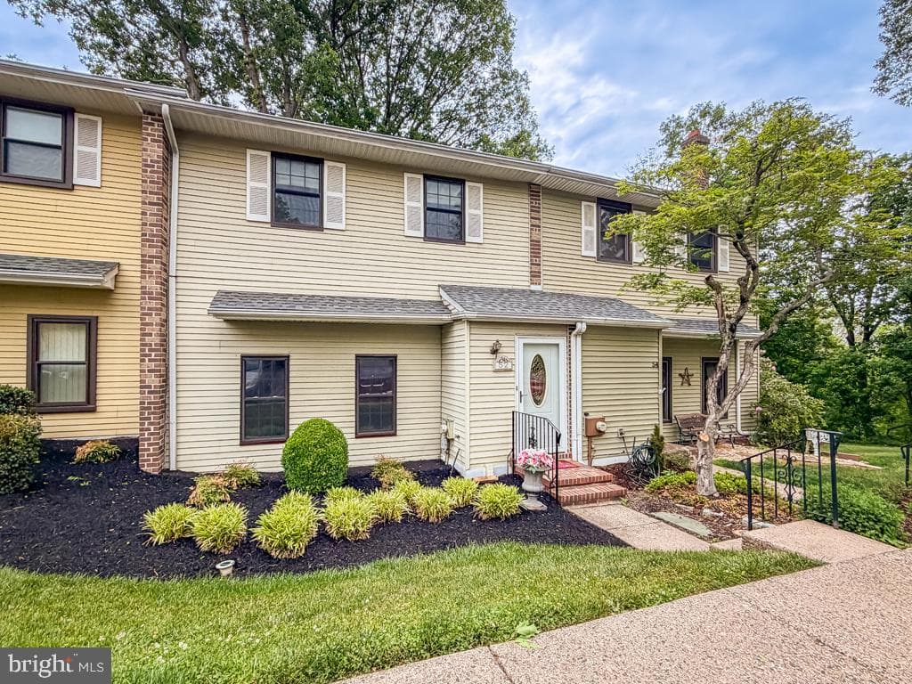52 Woodbridge Court N photo 1