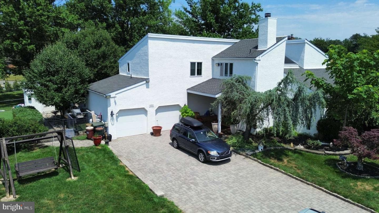 222 Vermeer Drive photo 1
