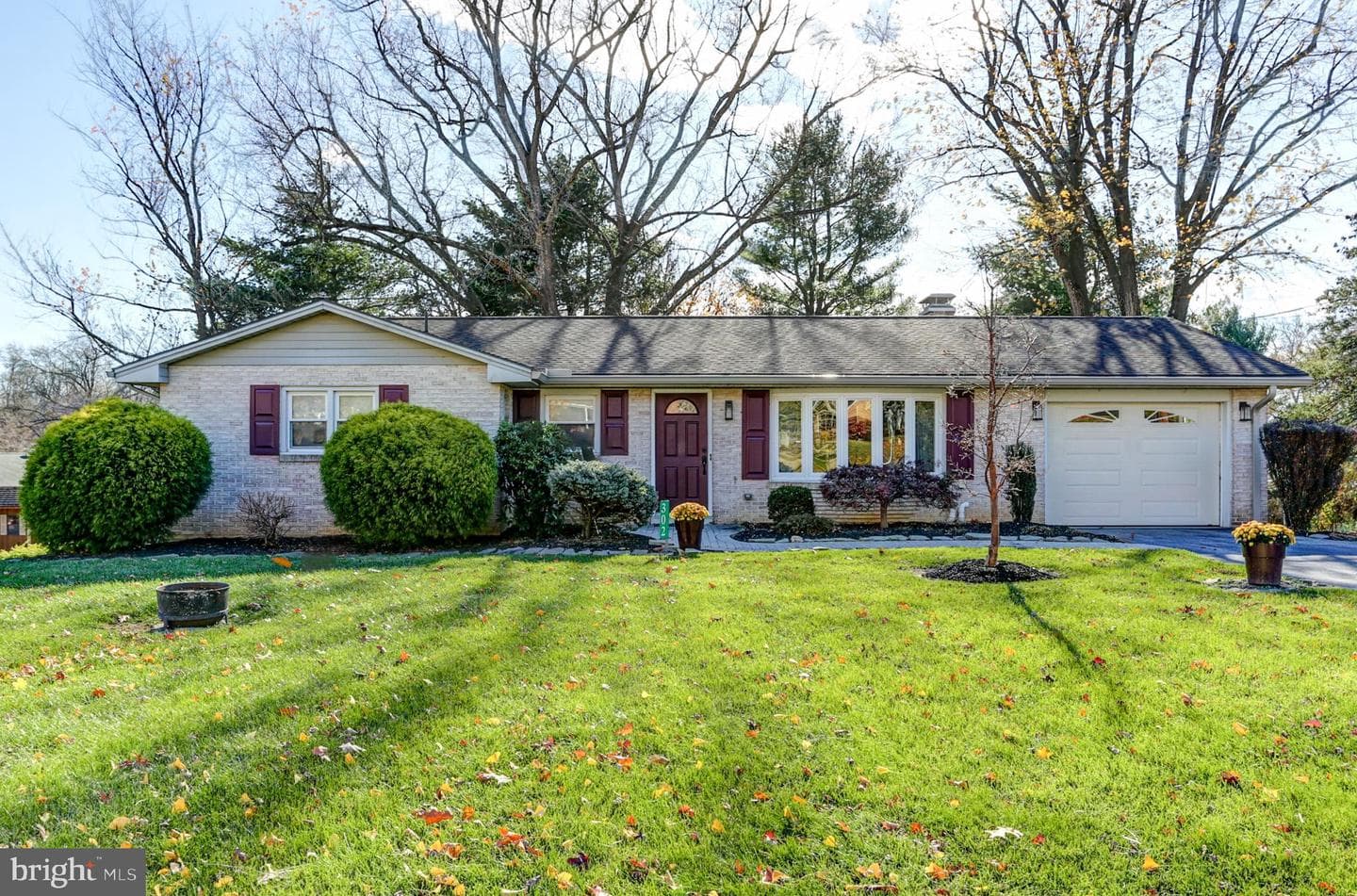 302 Hilltop Road photo 1