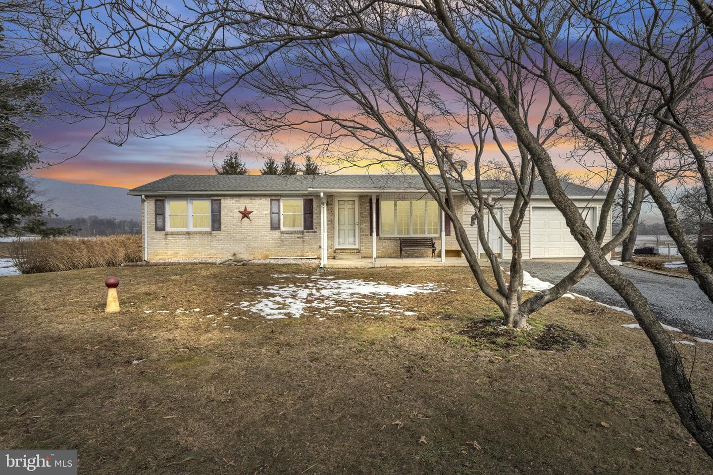 647 N Middle Road photo 1