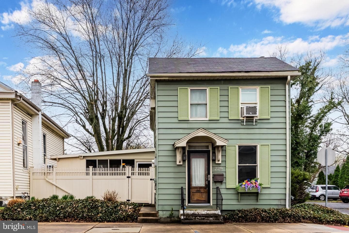 229 W Simpson Street photo 1