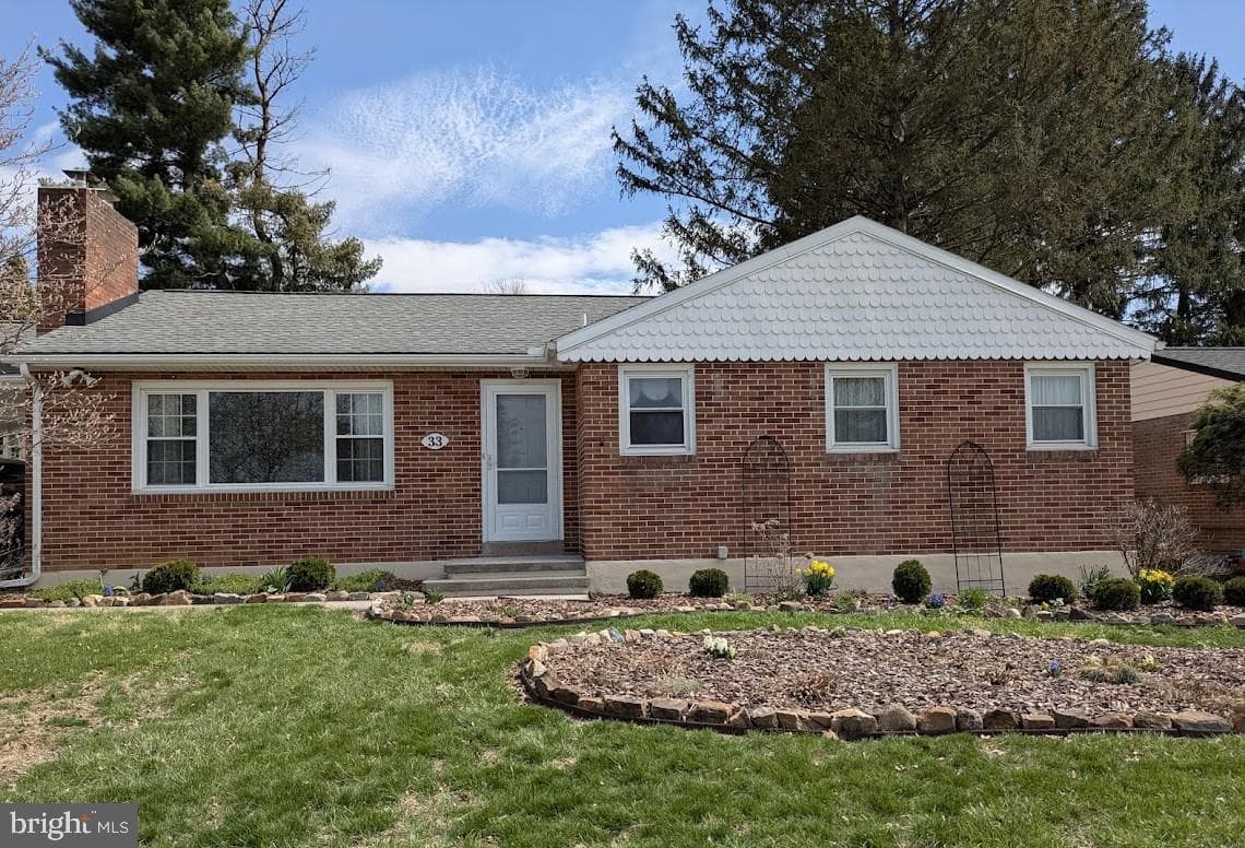 33 Center Drive photo 1