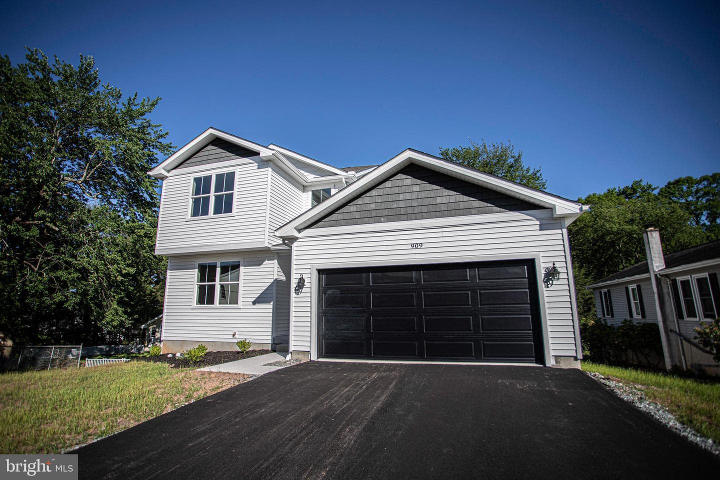 909 Oak Street photo 1