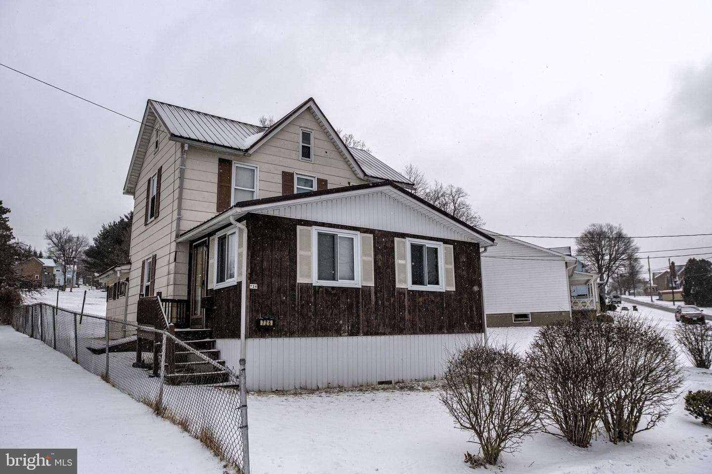 726 Curtin Street photo 1