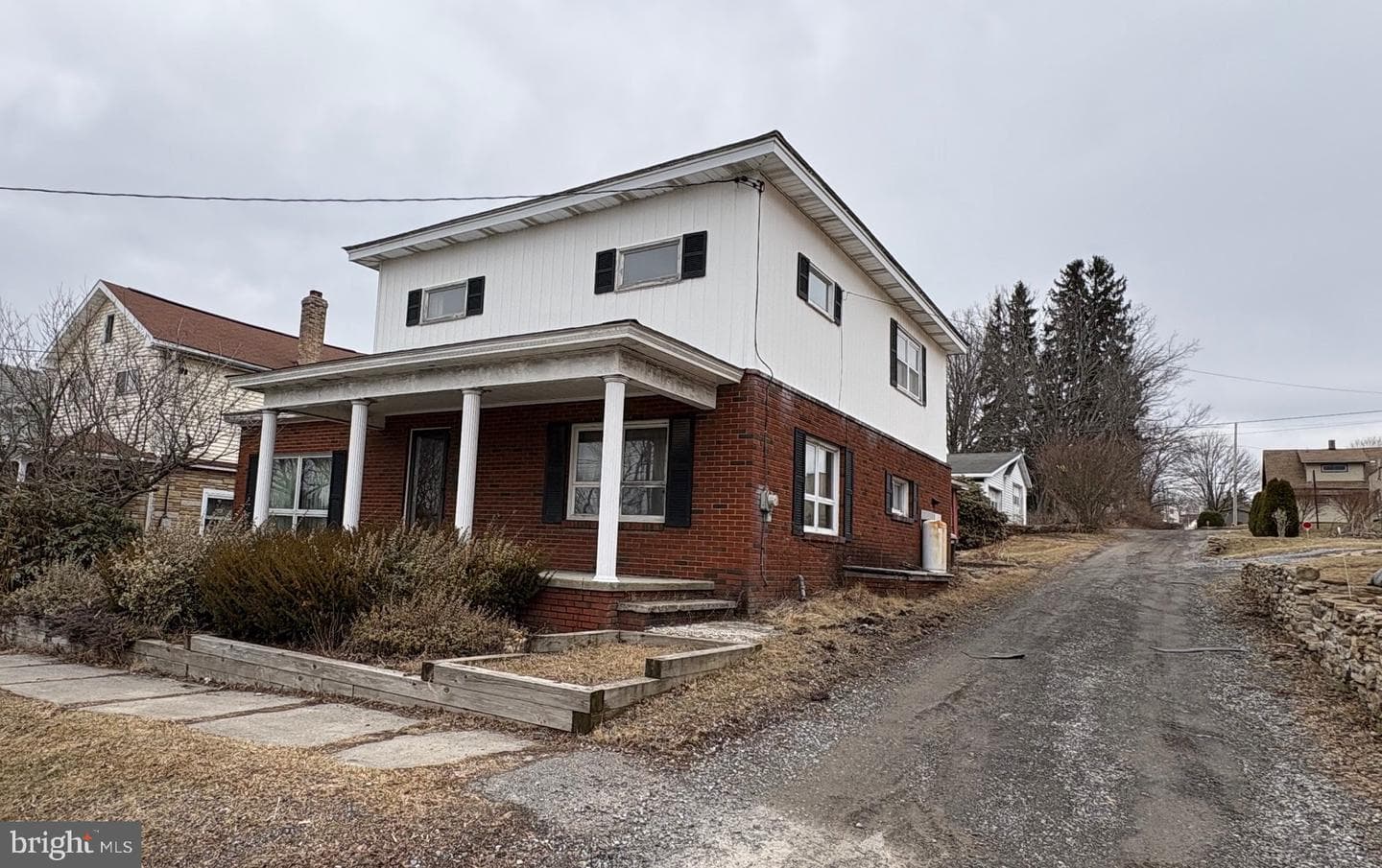 606 Curtin Street photo 1