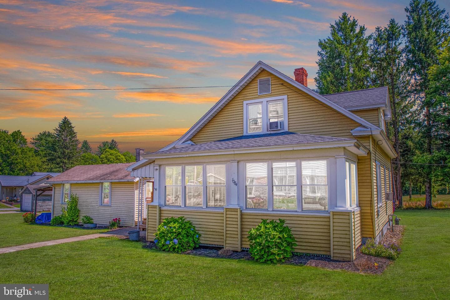 1084 Clarence Road photo 1