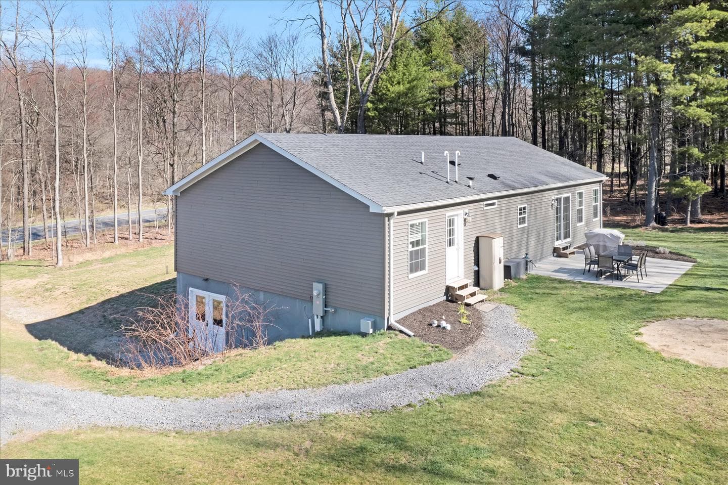 852 Spruce Road photo 1