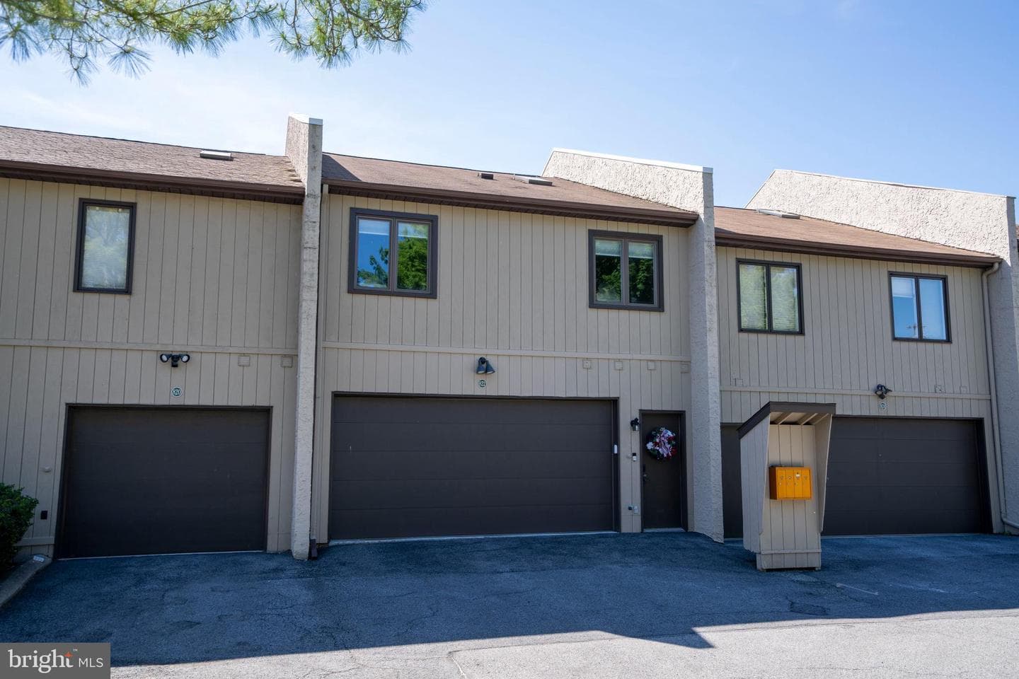 822 W Aaron Drive