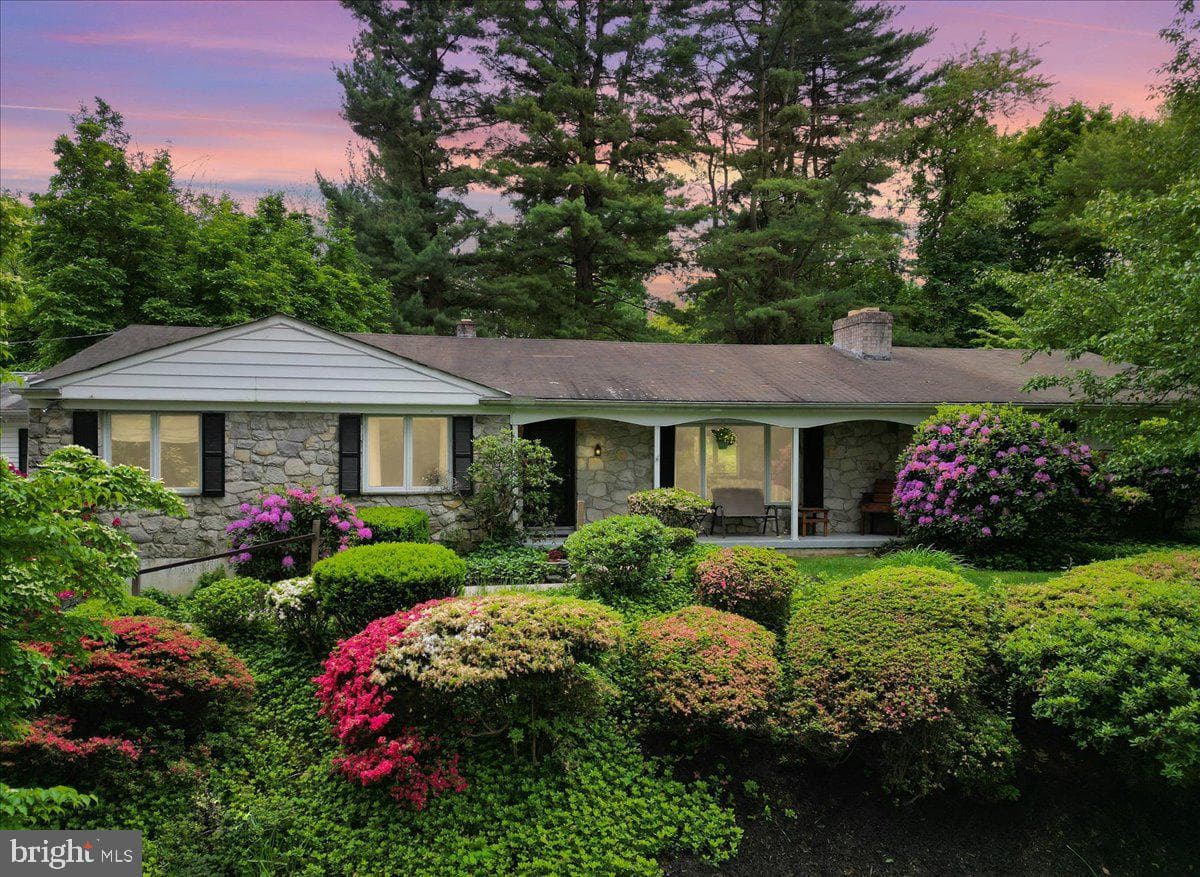 942 Cossart Road photo 1