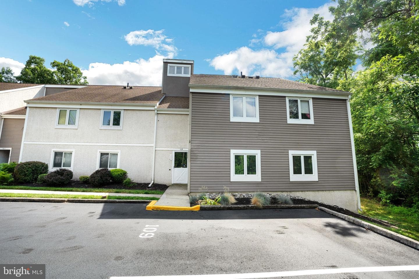 109 Harvest Lane photo 1