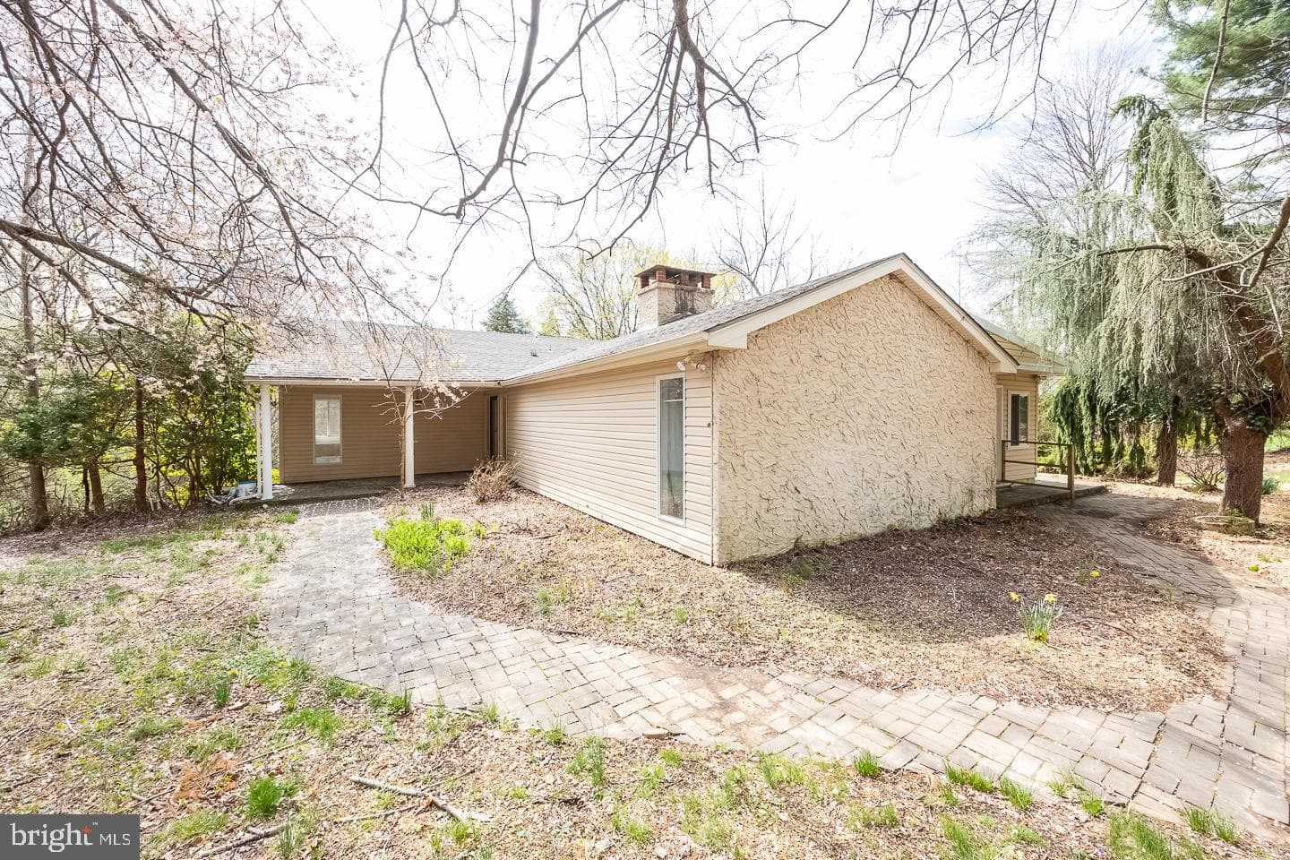 312 Larchwood Road photo 1
