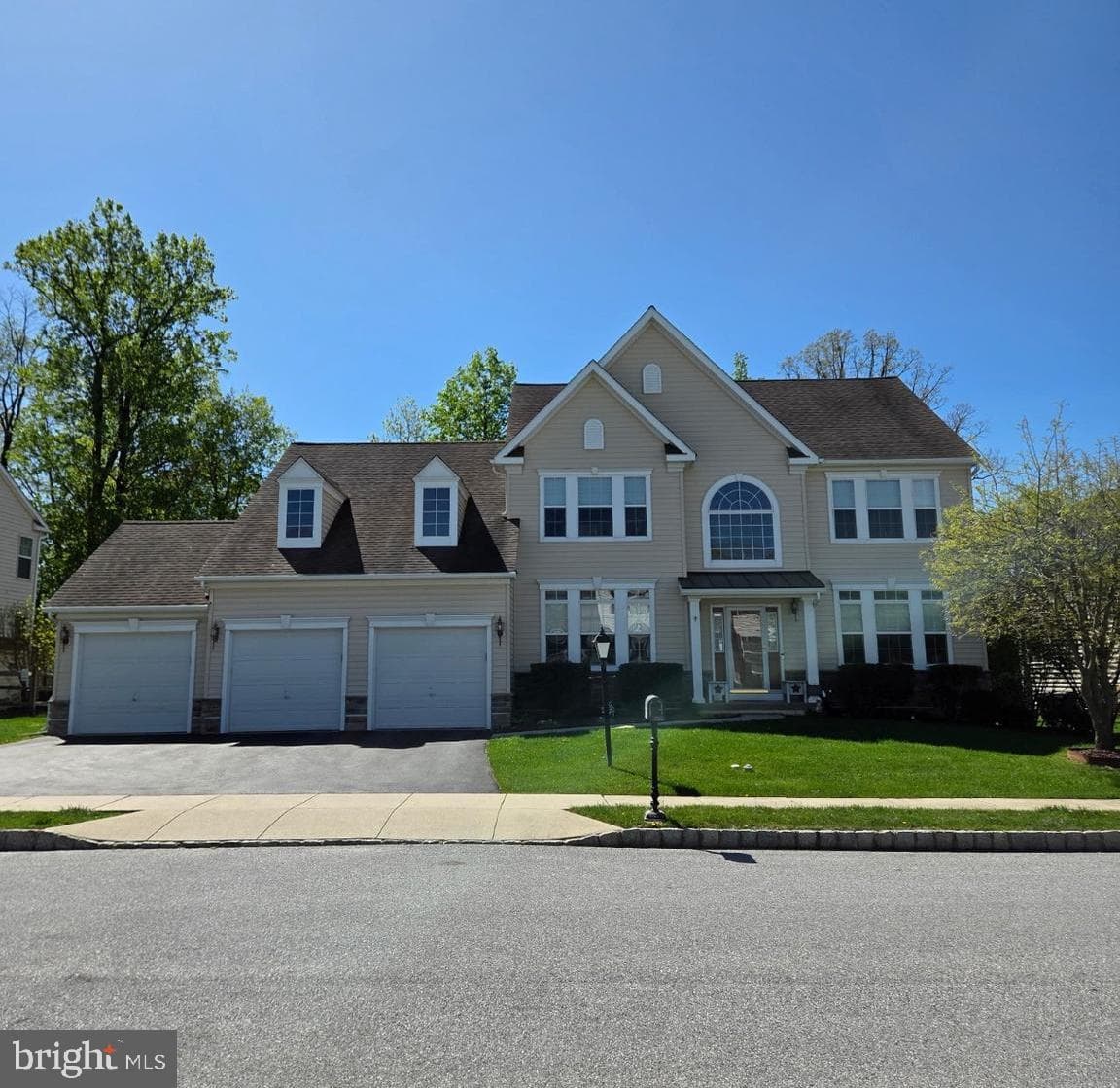 3212 Silbury Hill photo 1