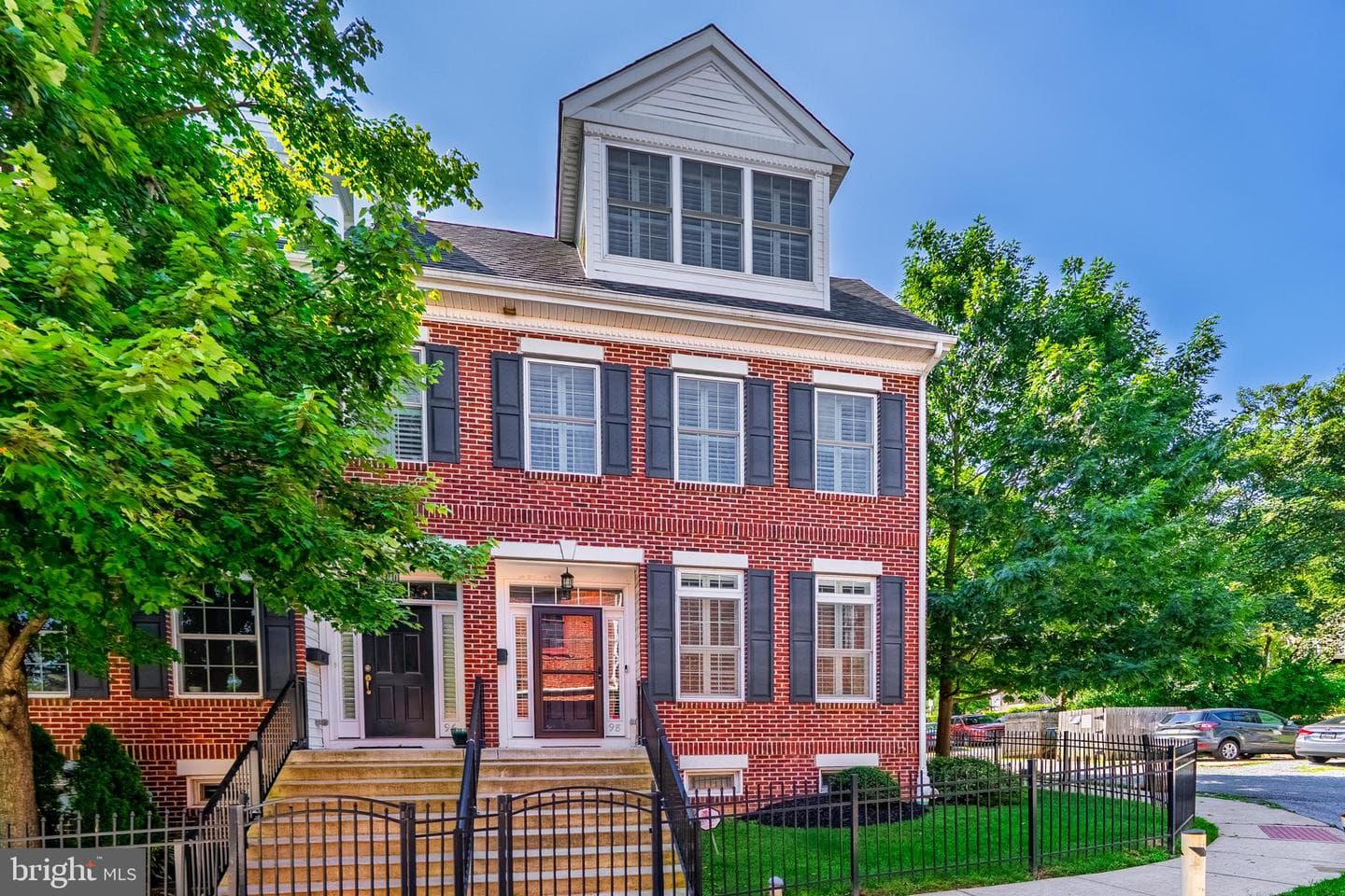 98 Spruce Alley photo 1