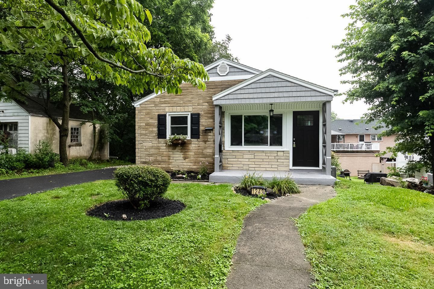 1243 Oak Street photo 1