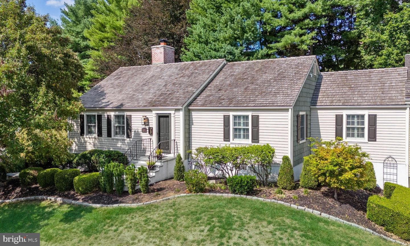 1107 Queens Way photo 1