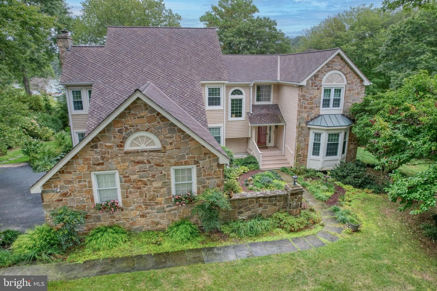 12 West Shore Court photo 1