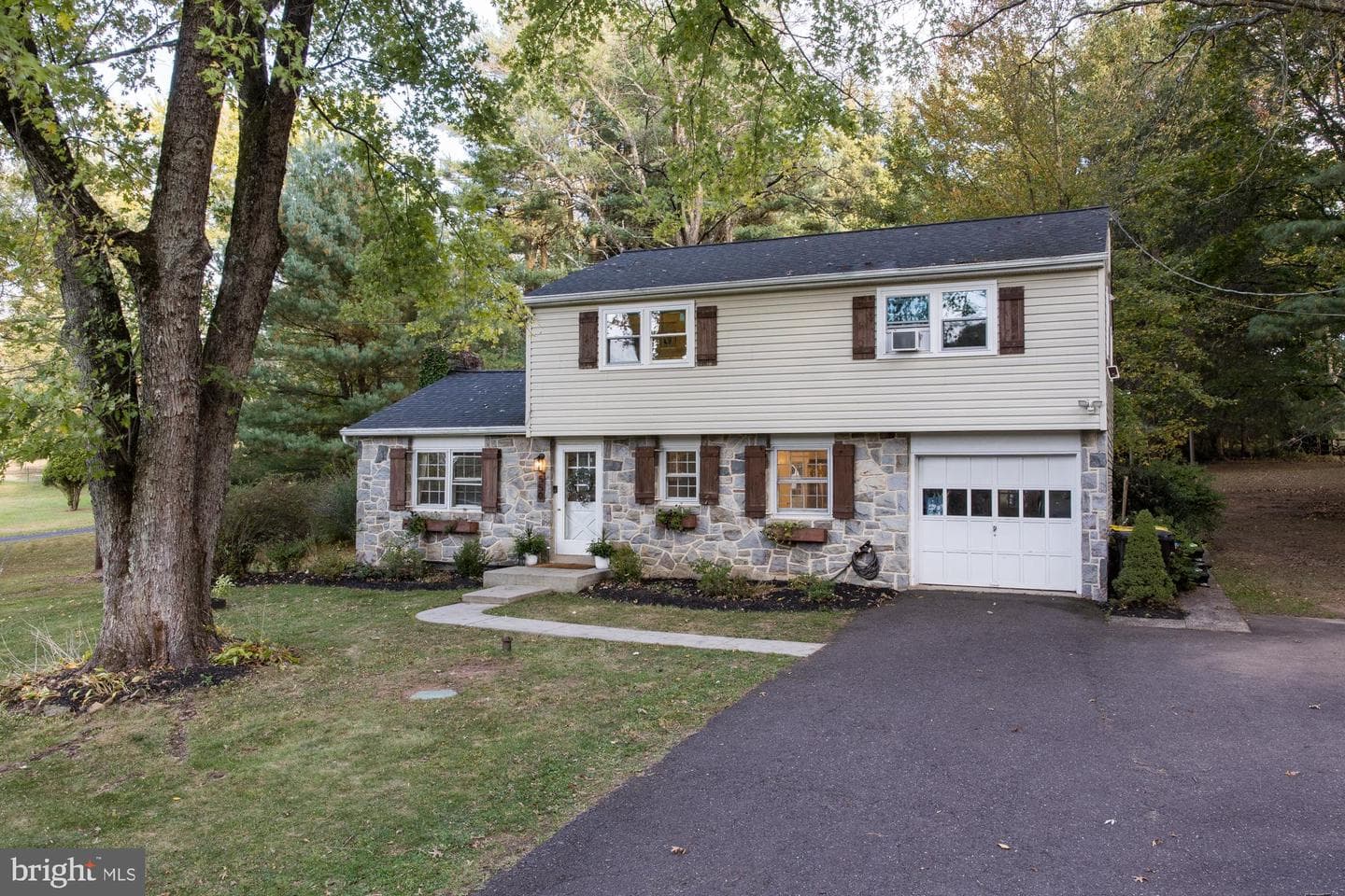 550 Ebelhare Road photo 1