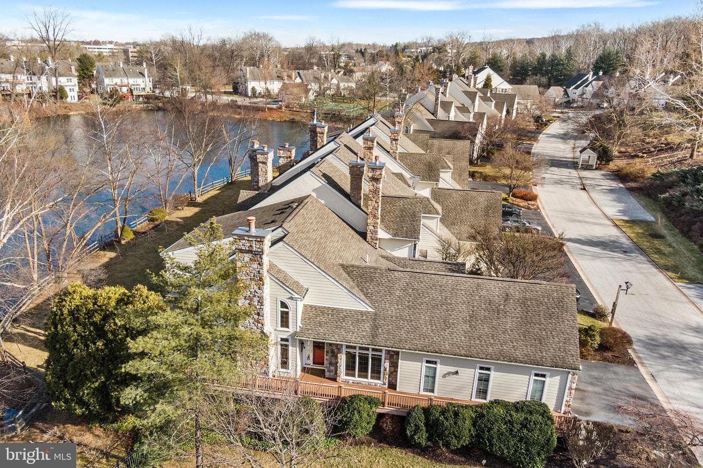 211 Shoreline Drive photo 1