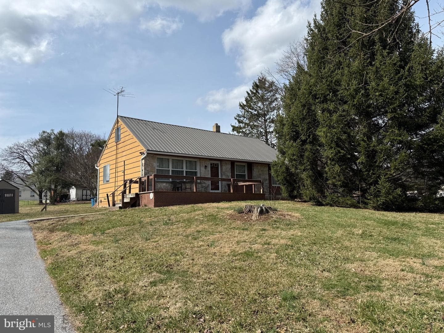 283 Kelton Road photo 1