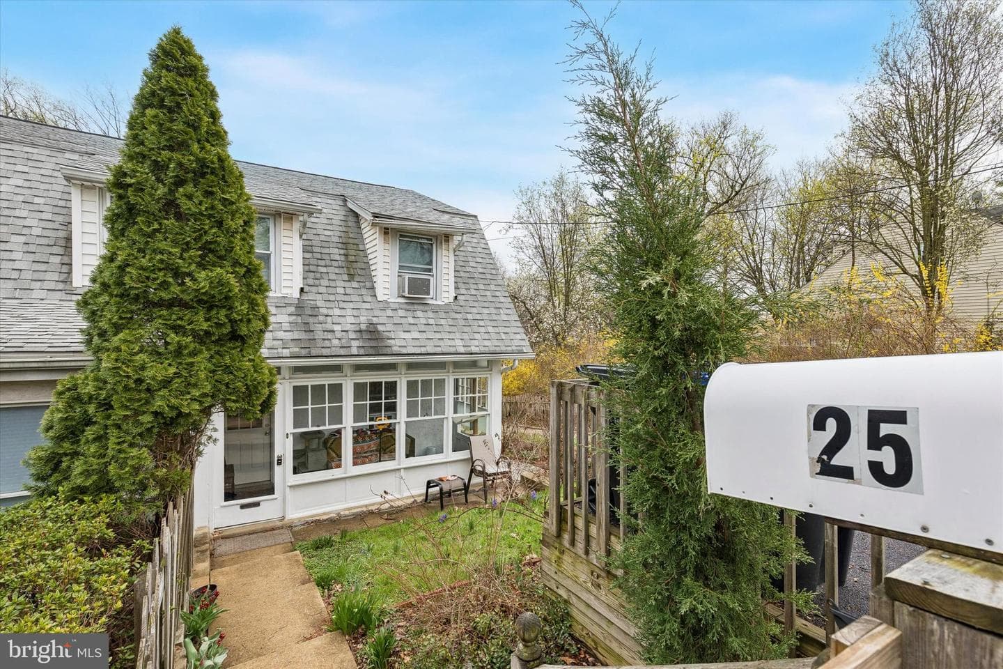25 Woodbine Avenue