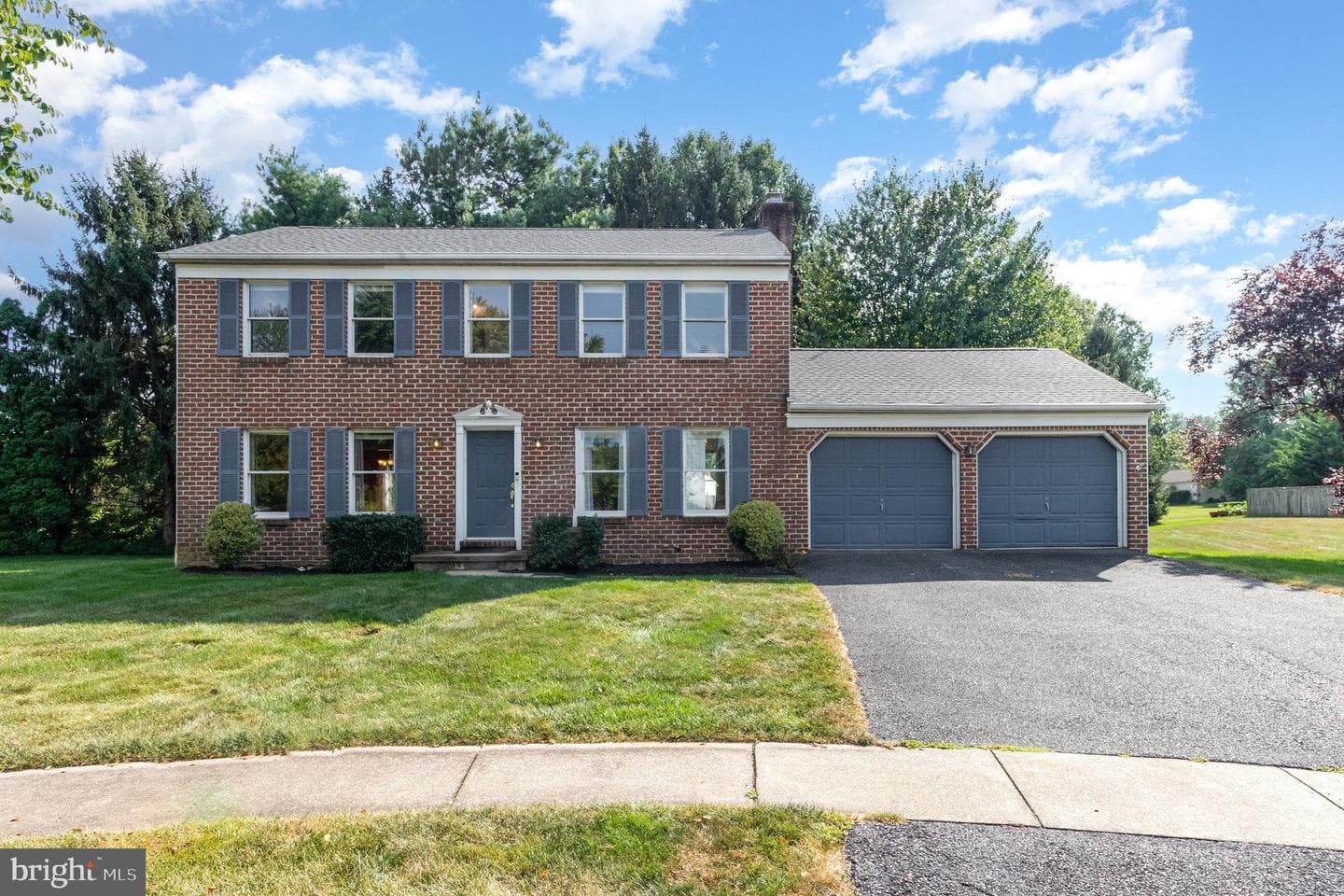 989 Kings Way W photo 1