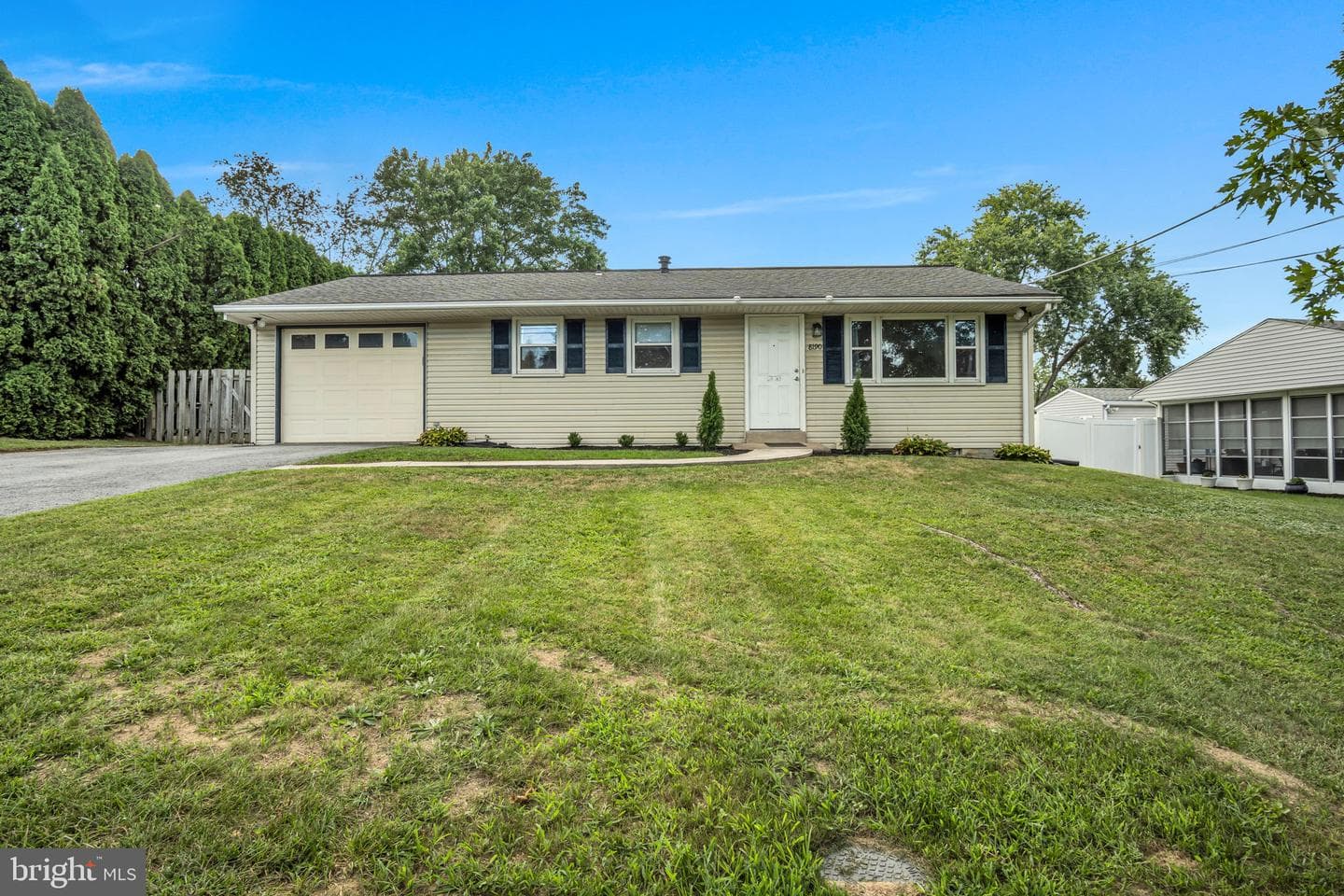 8190 Somerset photo 1