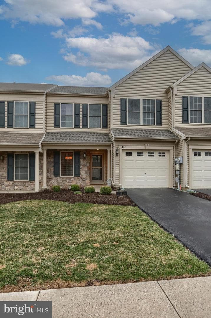 708 Creekside Drive photo 1