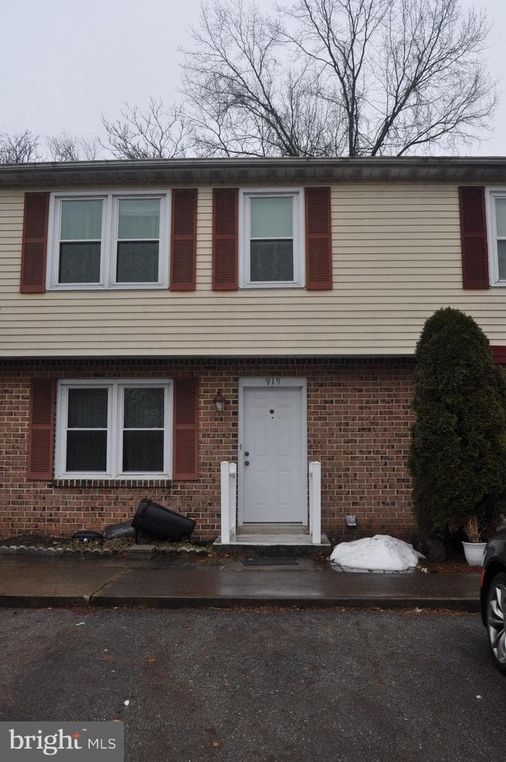 919 Meadow Lane photo 1