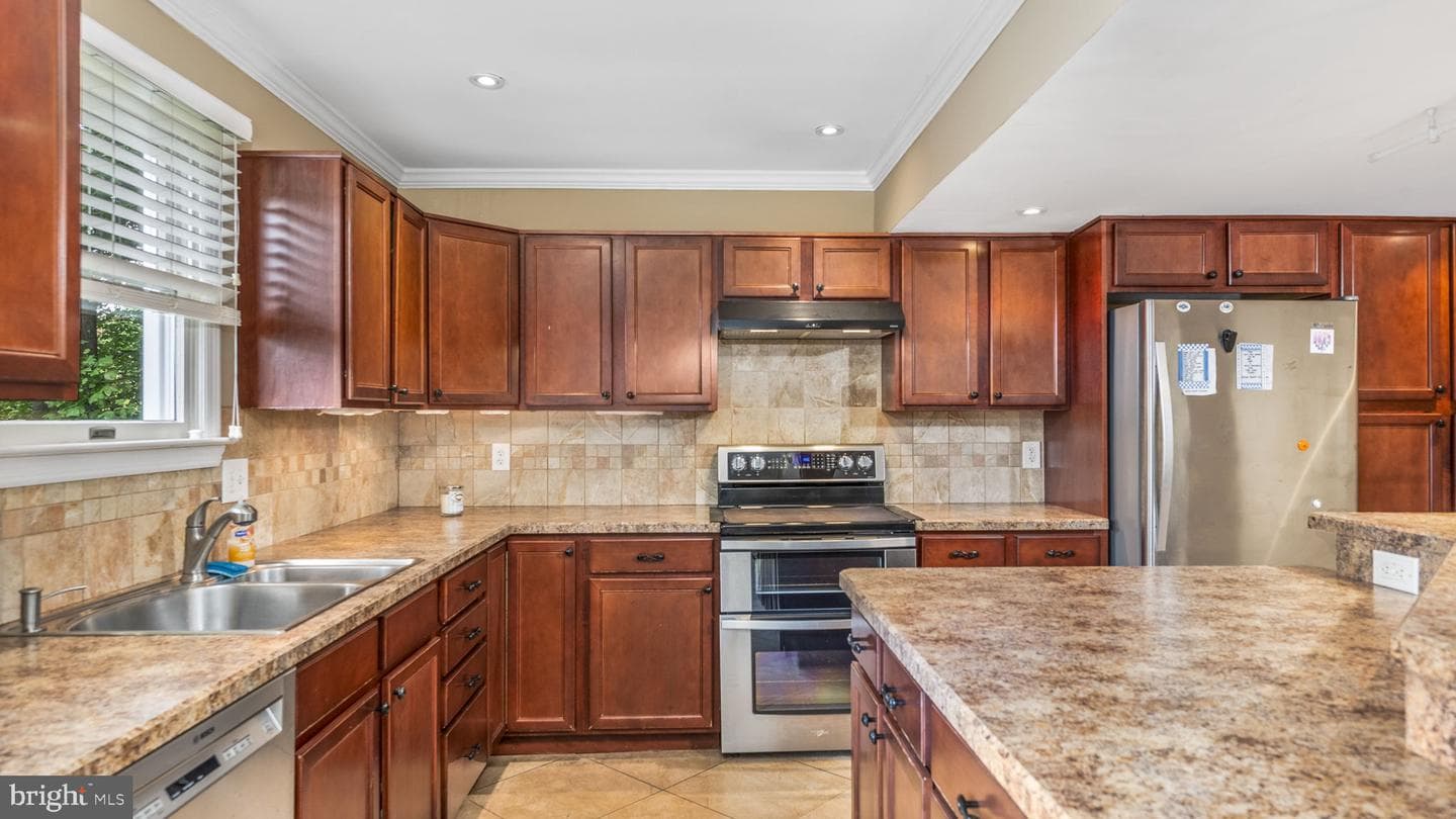 782 Hill Avenue photo 1