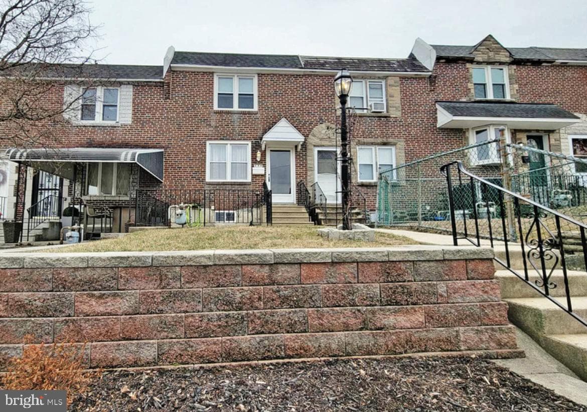 230 W Wyncliffe Avenue photo 1