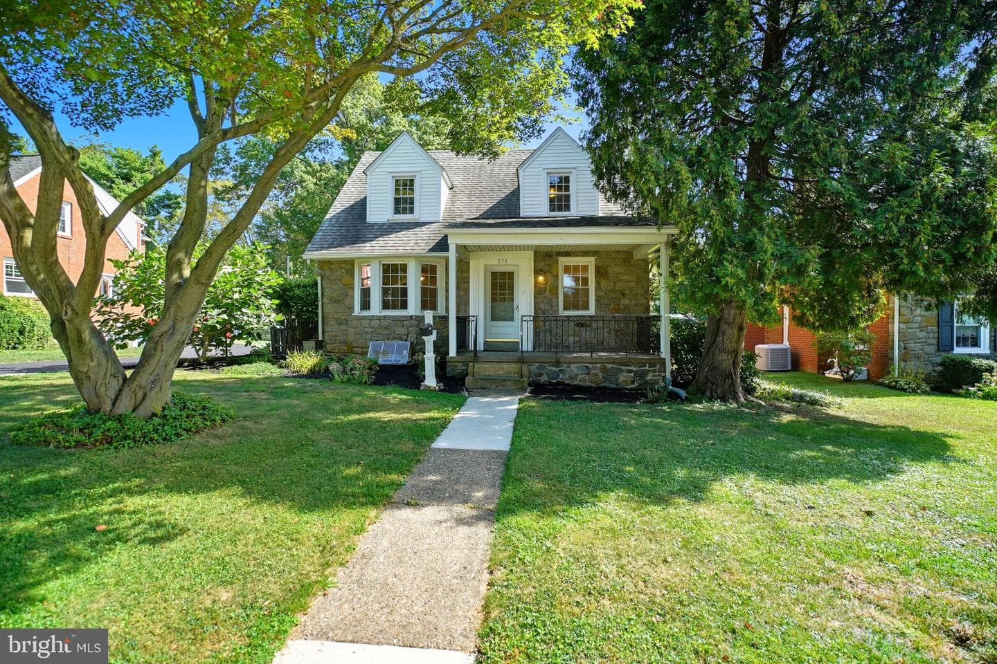 979 Edgewood Drive photo 1