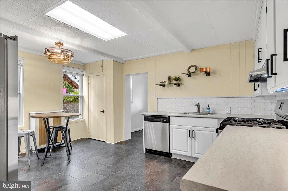 208 8th Street photo 1