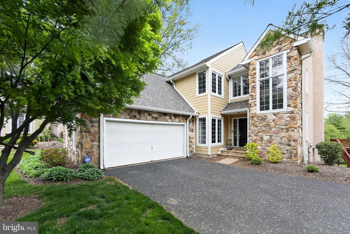 8 Village Circle photo 1