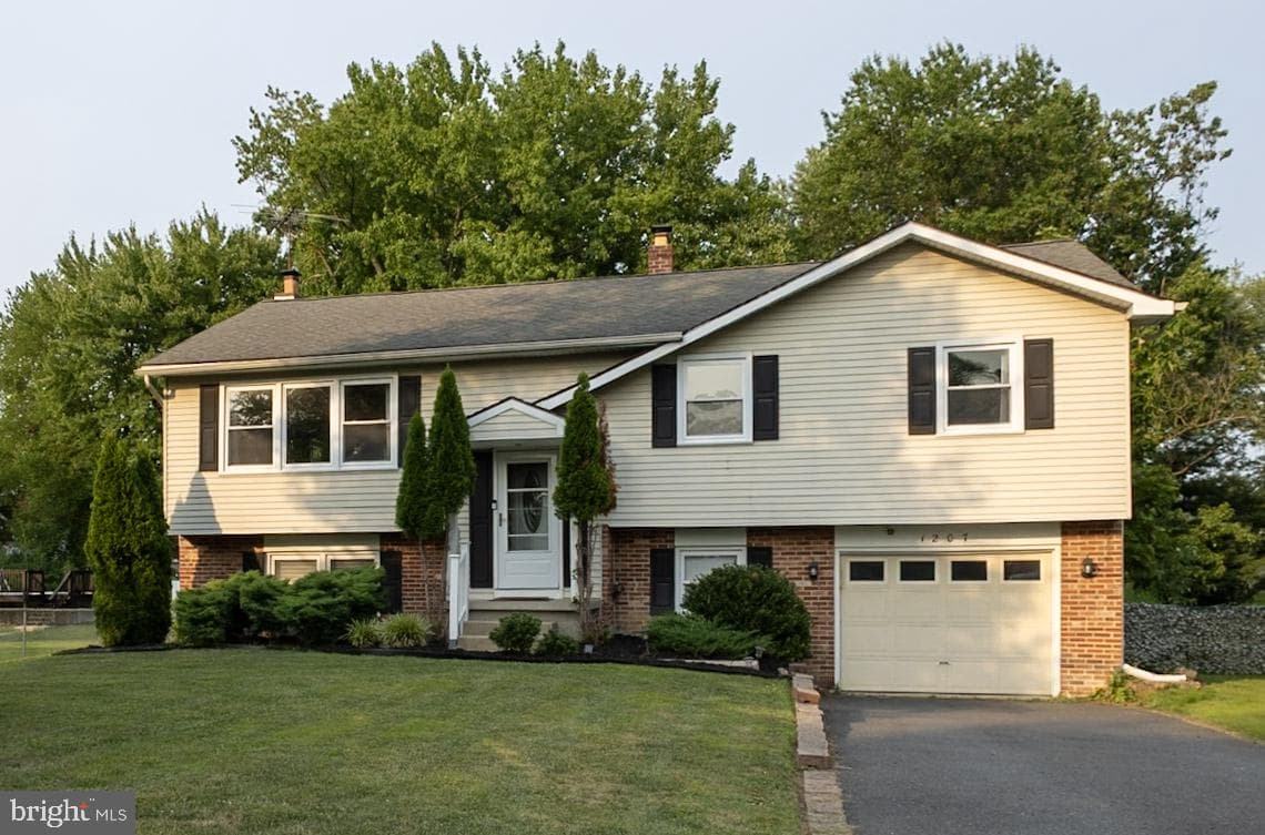 1207 Malatesta Avenue photo 1
