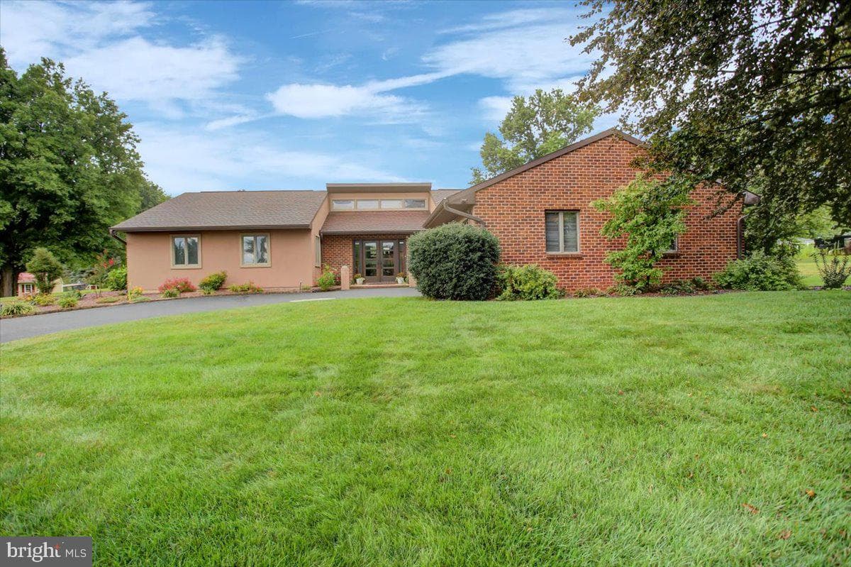 1577 Marilyn Court photo 1