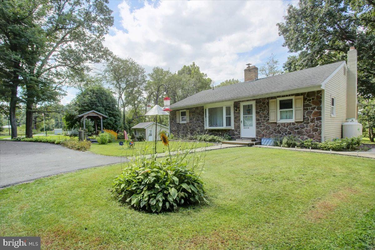2313 Lindsay Lot Road photo 1