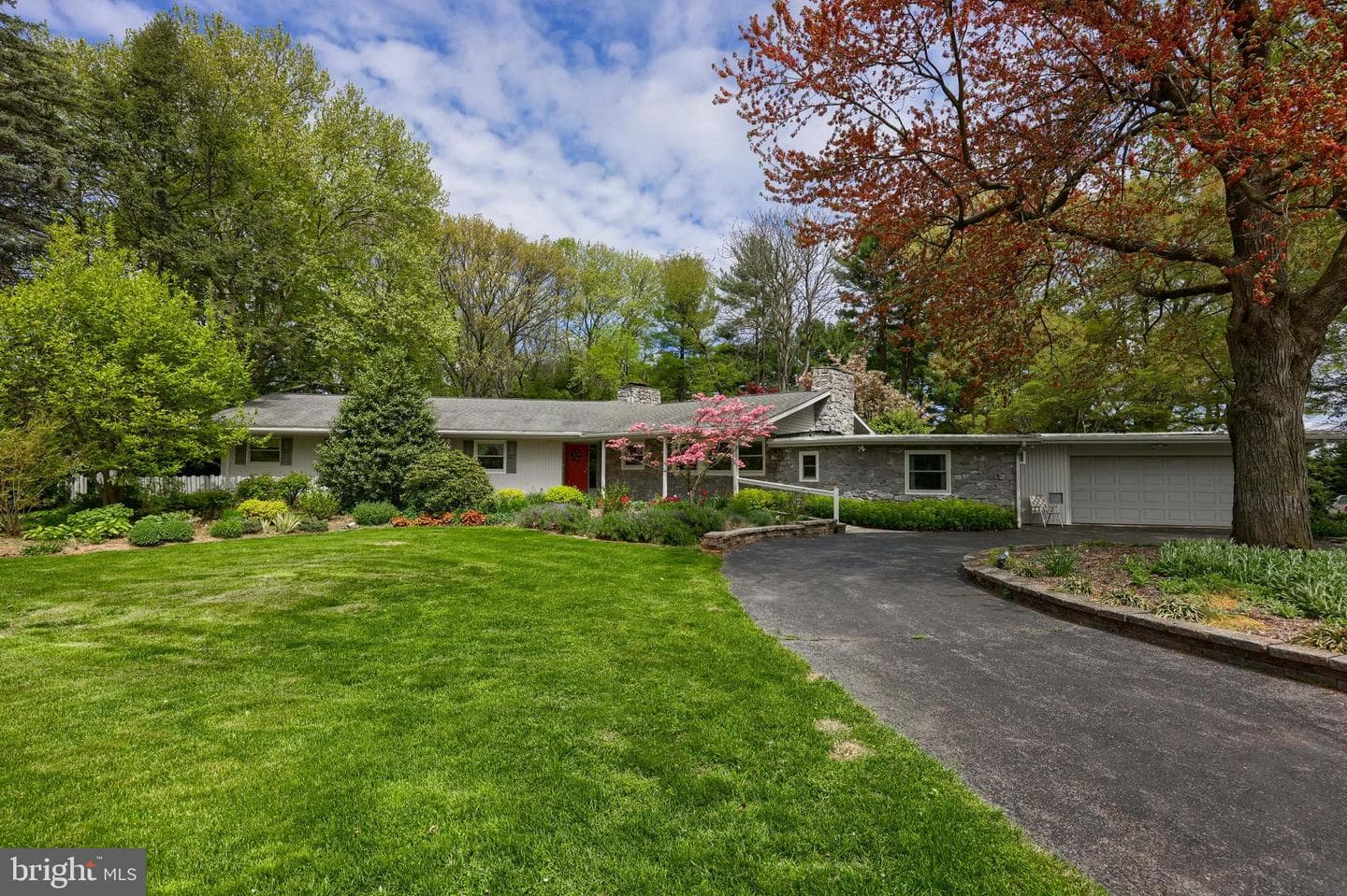 319 E Oregon Road photo 1