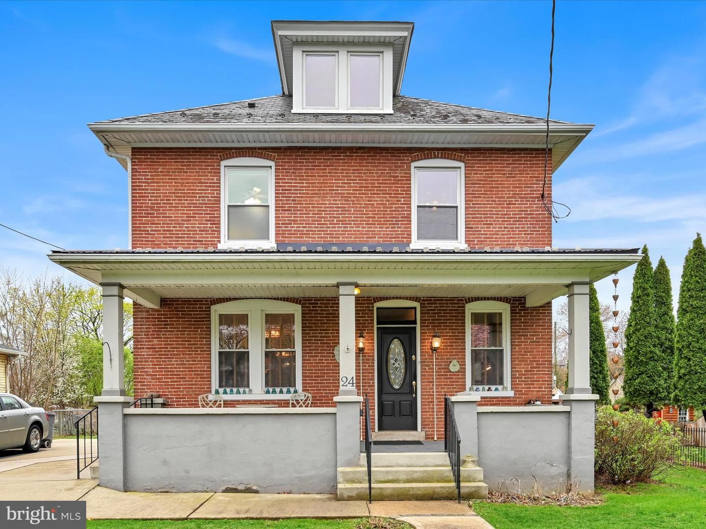 24 Montrose Avenue photo 1