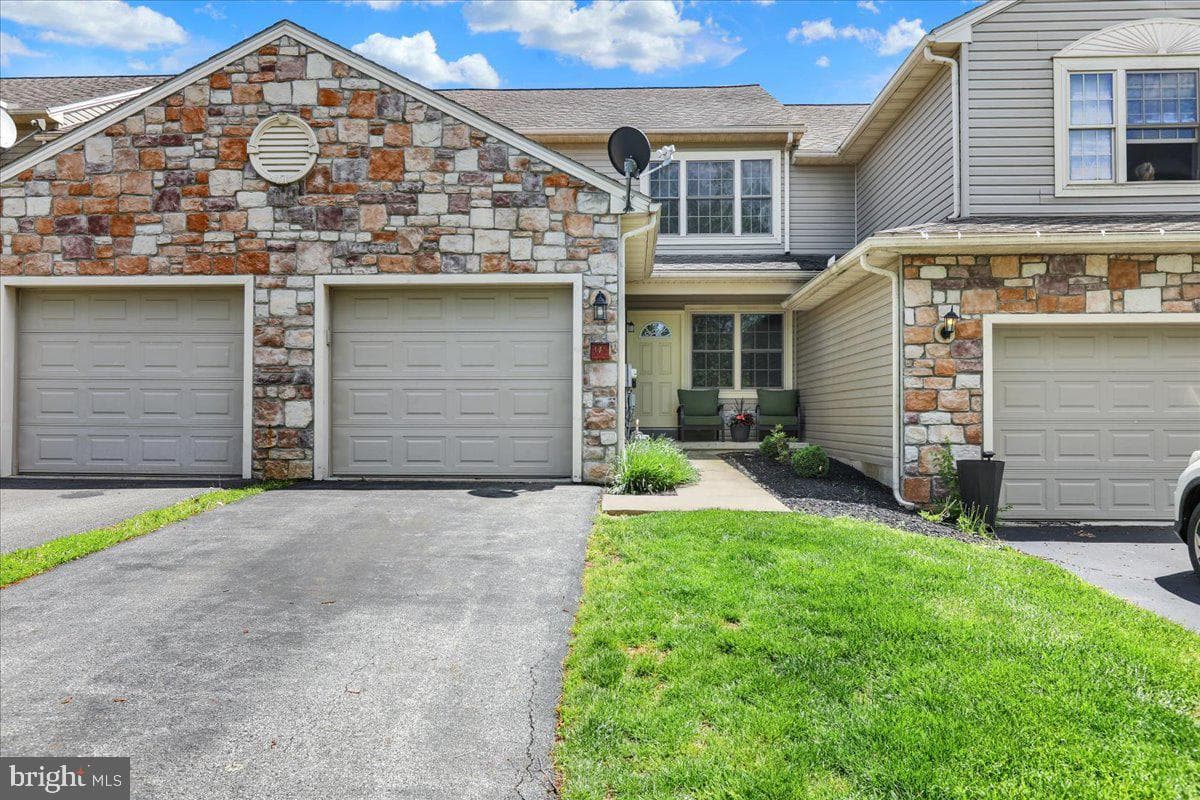 345 Alexandria Court photo 1